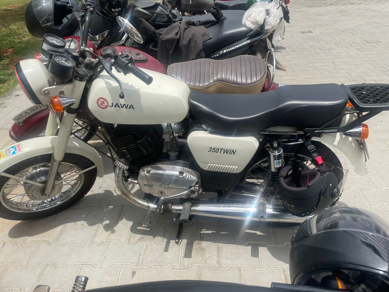 Picture of a white java bike